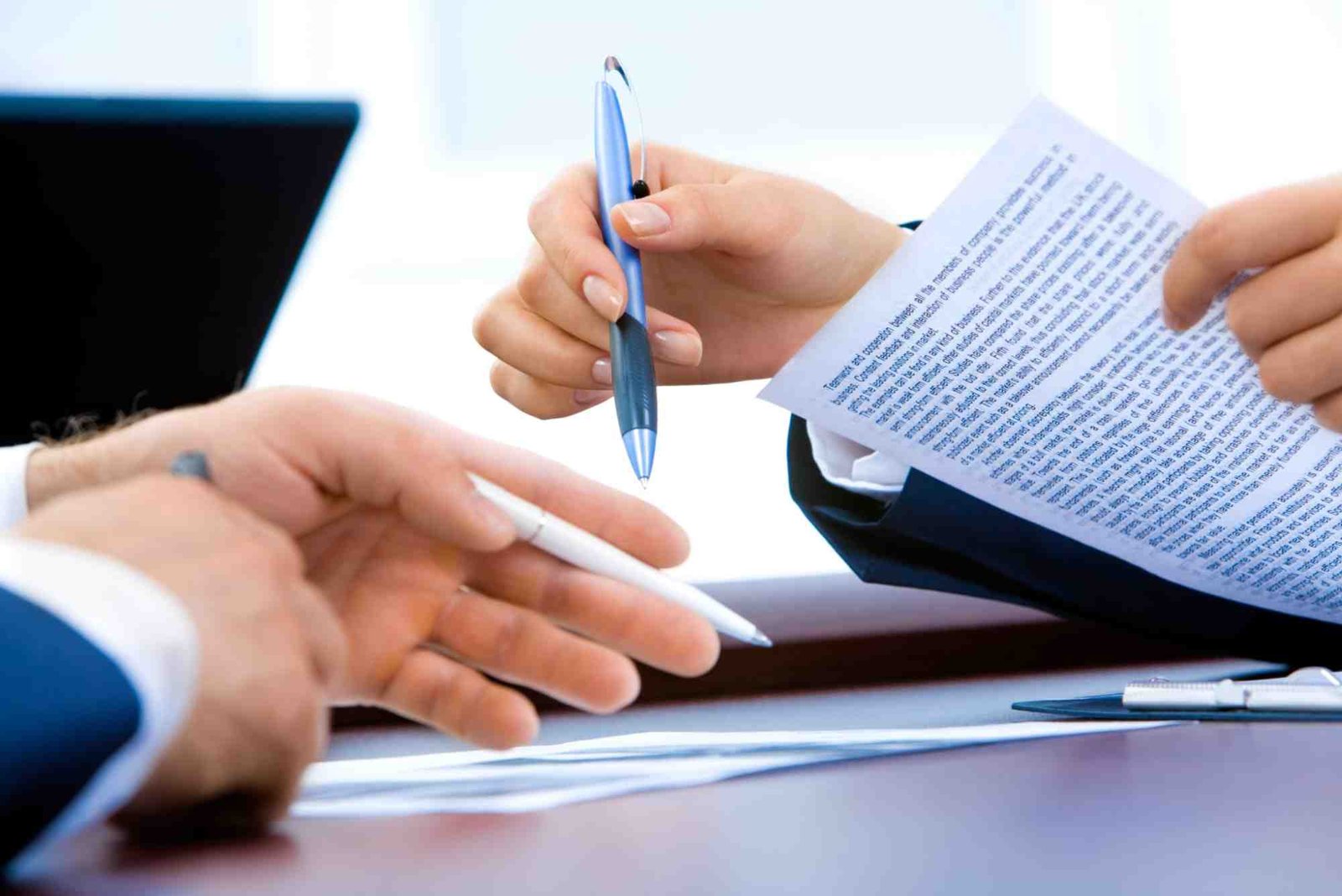 What Is the Difference Between Legal Consultants and Lawyers in Dubai?